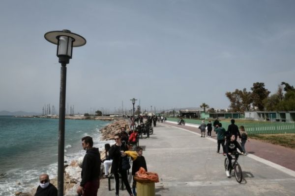 Lockdown : Ξεχύθηκαν και πάλι στις παραλίες οι πολίτες για να… «γεμίσουν» μπαταρίες [εικόνες]