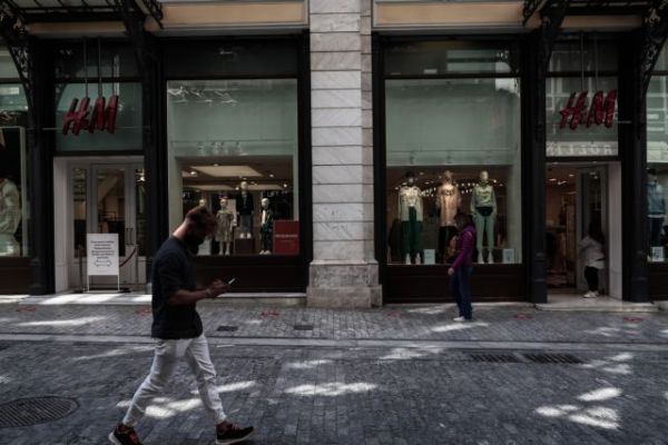 Γεωργιάδης : Η επιτροπή ανησυχεί για το συνωστισμό έξω από τα mall – Το κράτος δεν μπορεί να δίνει λεφτά για πάντα