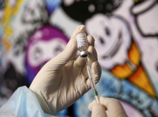 Κοροναϊός – ΕΕ: Το 1/4 των Ευρωπαίων έχει κάνει την πρώτη δόση του εμβολίου – Όμως είναι πολύ νωρίς για αισιοδοξία