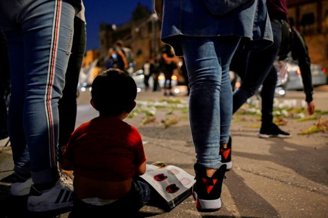 Διακινητής πέταξε δύο κοριτσάκια από έναν ψηλό τοίχο στα σύνορα με το Μεξικό