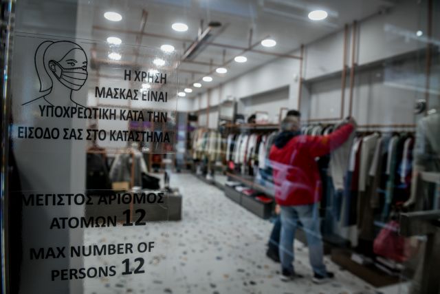 Lockdown : Πυρετωδώς ετοιμάζονται για τη Δευτέρα τα καταστήματα - Πώς θα ανεβάσουν ρολά