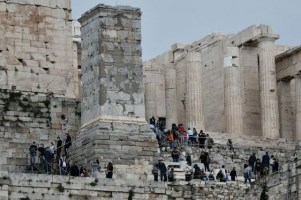 Τι απαντά το υπ. Πολιτισμού για την επίδειξη του Dior στην Αθήνα