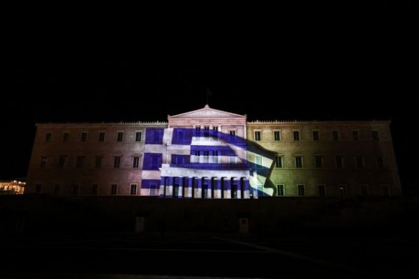 Φωταγωγήθηκε η Βουλή με τις μορφές της Ελληνικής Επανάστασης