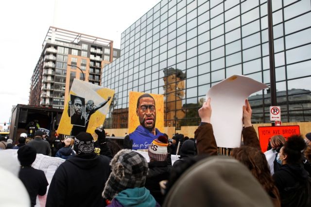 Τζορτζ Φλόιντ : Αποφάσισαν οι ένορκοι – Τις επόμενες ώρες η ευμηγορία για τον κατηγορούμενο αστυνομικό