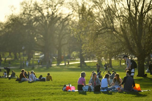 Κοροναϊός : Πώς ο ήλιος αδρανοποιεί κατά 90% τον ιό