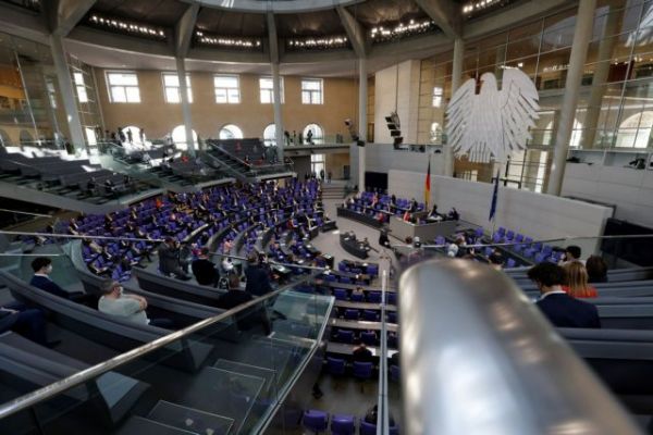 Bundestag: Για πρώτη φορά στην ιστορία μειώνονται οι βουλευτικές αποζημιώσεις, λόγω πανδημίας