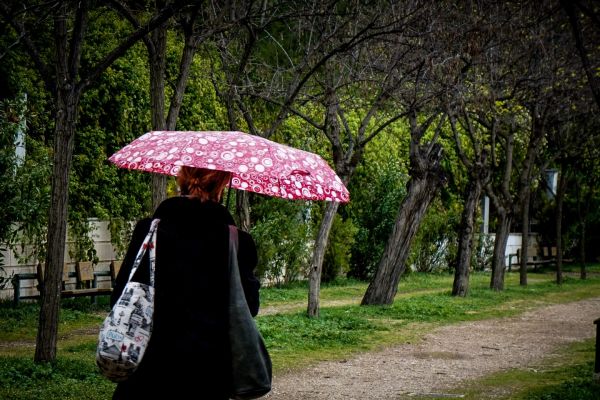 Καιρός : Βροχές και αφρικανική σκόνη το Σάββατο – Δείτε πού και πότε θα χτυπήσουν