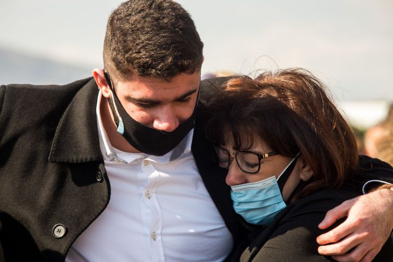 Γιώργος Καραϊβάζ : Συγκινεί η σύζυγός του – Αγαπούσε τους πάντες, θέλουμε να συνεχιστεί η βοήθεια προς τα παιδιά