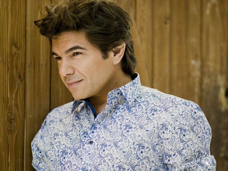 Νίκος Κουρκούλης: «Τόσα δειλινά, τόσα ξενύχτια» από την ζωή του τραγουδιστή