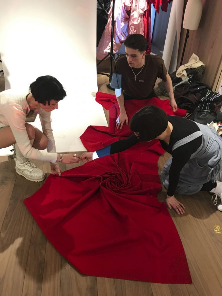 O οίκος Alexander McQueen συνεχίζει να δωρίζει υφάσματα σε μαθητές