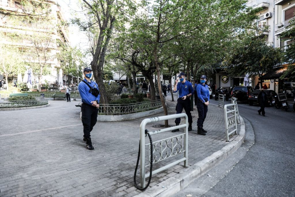 Κορονοπάρτι : Μοντέλο «Βαρνάβα» και σε άλλες πλατείες – Μπλόκα και έλεγχοι της αστυνομίας
