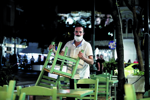 Mitsotakis promises devastated restaurateurs 300mn euros in subsidies for working capital