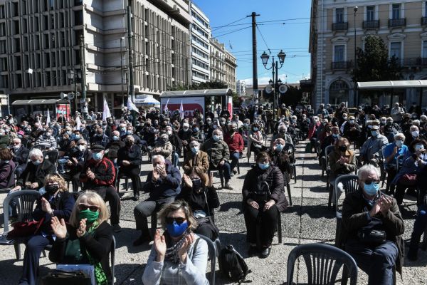 Συνταξιούχοι : Καθιστική διαμαρτυρία στην πλατεία Κλαυθμώνος με μέτρα και αποστάσεις