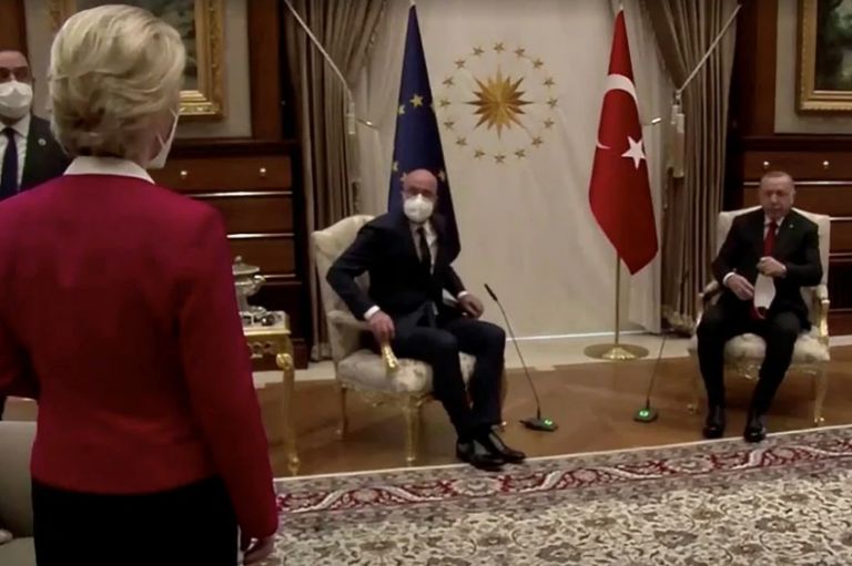 Φον ντερ Λάιεν : Ξεσπά για το SofaGate – «Δεν υπάρχει δικαιολογία – Θα συνέβαινε αν φορούσα κοστούμι και γραβάτα;»