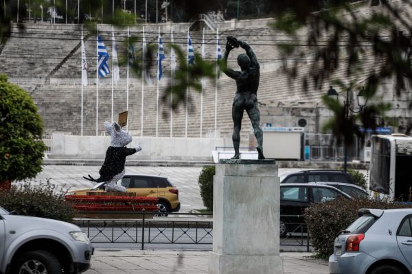 Lockdown: Γιατί ανοίγουν από αύριο οι διαδημοτικές μετακινήσεις και γιατί… παρέμεινε το SMS