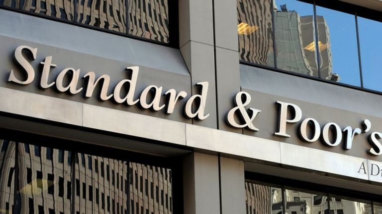 Standard & Poor’s: Αναβάθμισε σε BB την αξιολόγηση για την Ελλάδα, με θετικές προοπτικές