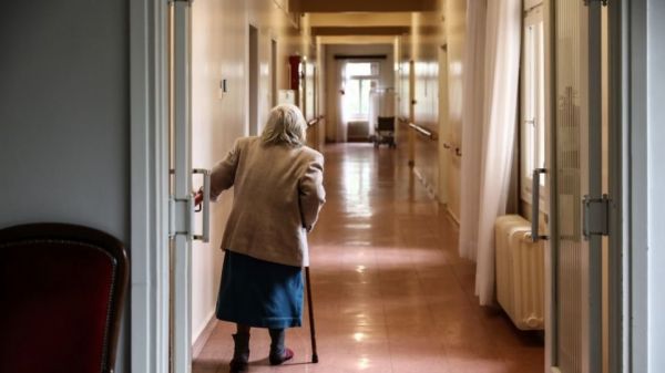 Γηροκομείο στα Χανιά: «Είδα να πεθαίνουν – Τους χτυπούσαν» καταγγέλλει πρώην εργαζόμενος