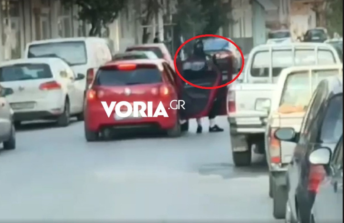 Θεσσαλονίκη : Έκοψε την κυκλοφορία στο δρόμο κρατώντας… καραμπίνα