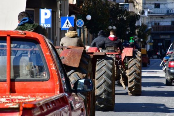 Διαμαρτυρία αγροτών με τρακτέρ για τις αποζημιώσεις από τον παγετό