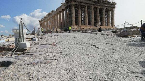 Μενδώνη: Πινακίδα με τα ονόματα των Μανώλη Γλέζου – Απόστολου Σάντα στην Ακρόπολη