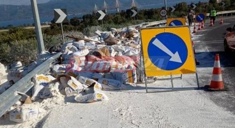 Πάτρα: Ξαφνικά ο δρόμος γέμισε τόνους αλεύρι – Ακολούθησε κυκλοφοριακό χάος