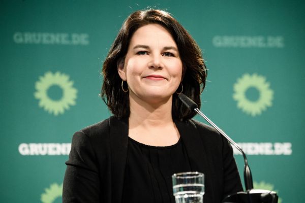Οι Γερμανοί Πράσινοι διεκδικούν την καγκελαρία με την 40χρονη Αναλένα Μπέρμποκ