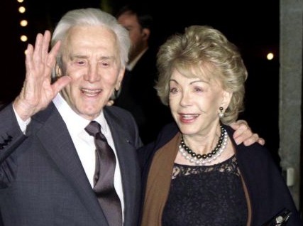 Πέθανε η Αν Ντάγκλας, χήρα του θρυλικού ηθοποιού