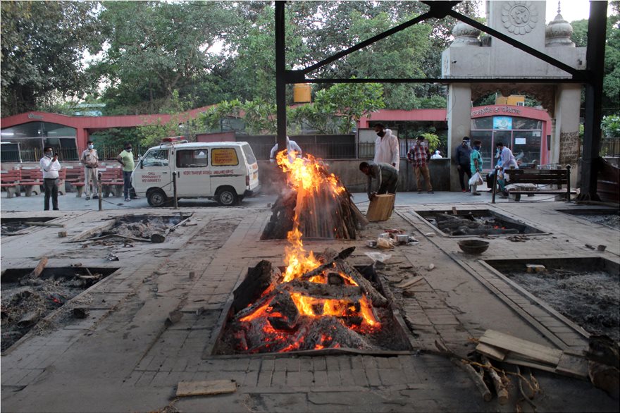 Κοροναϊός: Σοκαριστικές εικόνες από το Δελχί – Καίνε νεκρούς στα κρεματόρια
