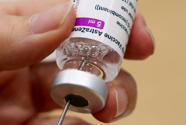 Politico : Η ΕΕ ετοιμάζεται να προσφύγει νομικά κατά της AstraZeneca για τις καθυστερήσεις των εμβολίων