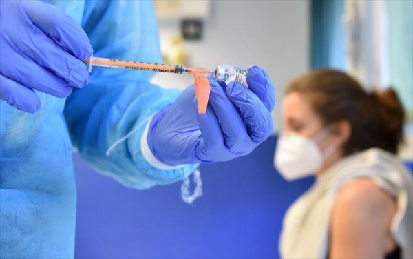 Εμβόλιο: Φρενίτιδα για τα ραντεβού από τους 30αρηδες- Αγώνας δρόμου για τη θωράκιση από την πανδημία