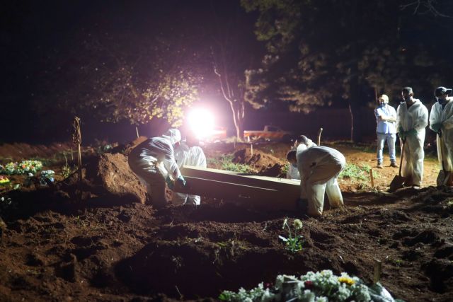 Φοβερές εικόνες στη Βραζιλία : Μεταφέρουν πτώματα με σχολικά λεωφορεία – Κηδείες και τη νύχτα