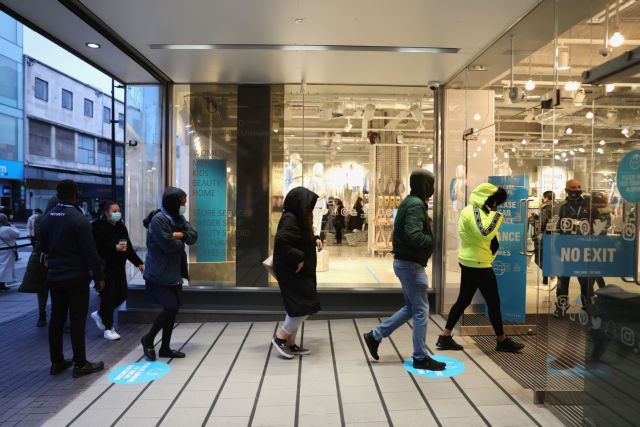 Βρετανία : Ανοίγουν σήμερα καταστήματα και παμπ