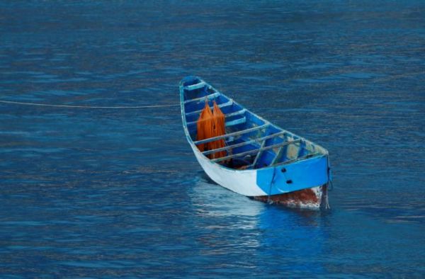 Ξεψύχησε μεσοπέλαγα το… όνειρο: Πλοιάριο έπλεε ακυβέρνητο με 24 πτώματα (εικόνες και βίντεο)