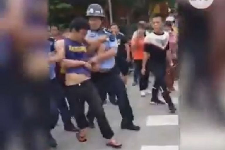 Σοκ στην Κίνα: Σκότωσε 2 παιδιά και τραυμάτισε 16 μέσα σε νηπιαγωγείο