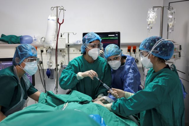 Κοροναϊός : «Εμπόλεμη ζώνη» τα νοσοκομεία, την ώρα που ο ιός χτυπά τους νέους – Δραματικά στοιχεία