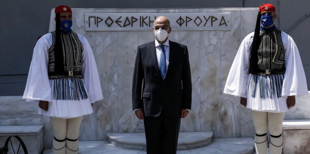 Το… απωθημένο του Δένδια ήταν να γίνει τσολιάς – Τι έγραψε στο Twitter