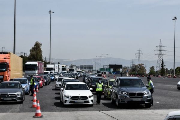 Πάσχα: Ο κακός χαμός στα διόδια Ελευσίνας – «Ουρές» χιλιομέτρων λόγω των ελέγχων