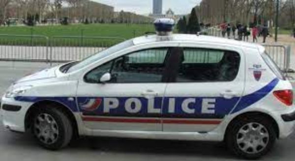 Παρίσι: Άνδρας επιτέθηκε με μαχαίρι σε αστυνομικούς – Νεκρή μία γυναίκα