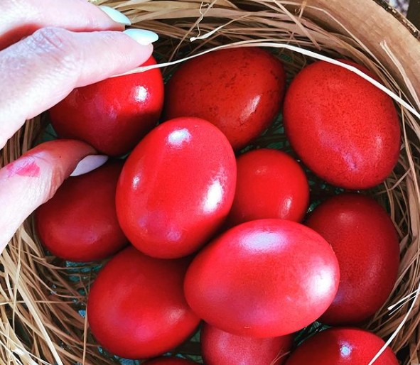 Διάσημες μαμάδες κράτησαν το έθιμο και έβαψαν αυγά με τα παιδάκια τους