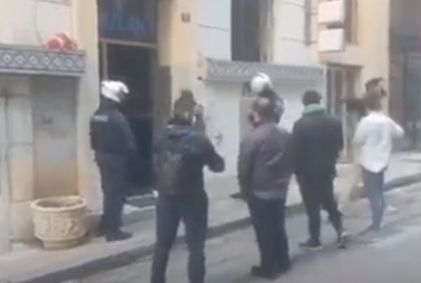 Επιχείρηση εκκένωσης σε κτίριο στην Ομόνοια