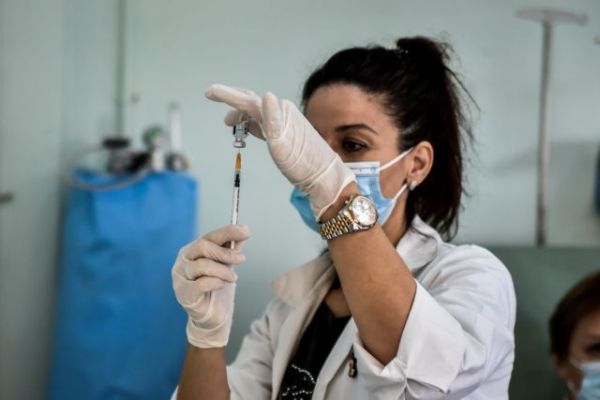 Από Μ. Τετάρτη οι εμβολιασμοί για τους 30-39: Μόνο την Κυριακή του Πάσχα κλειστά τα εμβολιαστικά κέντρα