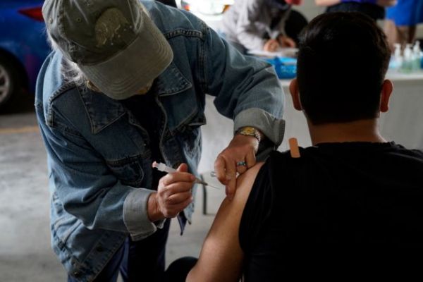 Έρευνα με ελληνική «υπογραφή» : Τα εμβόλια παρέχουν μειωμένη προστασία σε ασθενείς με καρκίνους τους αίματος