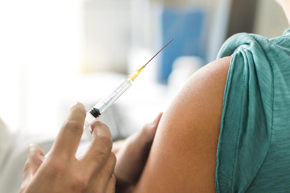 Μόσιαλος : Μεταδίδουν τον κοροναϊό όσοι έχουν εμβολιαστεί;