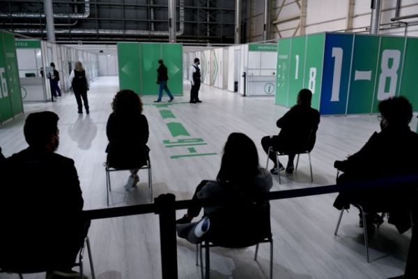 Κοροναϊός: Τροπολογία για 7ήμερη λειτουργία εμβολιαστικών κέντρων έως τις 12 το βράδυ