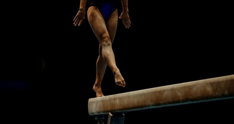 Ενόργανη Γυμναστική : Αποκλειστική μαρτυρία-σοκ αθλήτριας – «Με έσερναν σε όλο το γήπεδο, μάτωναν τα αυτιά μου»