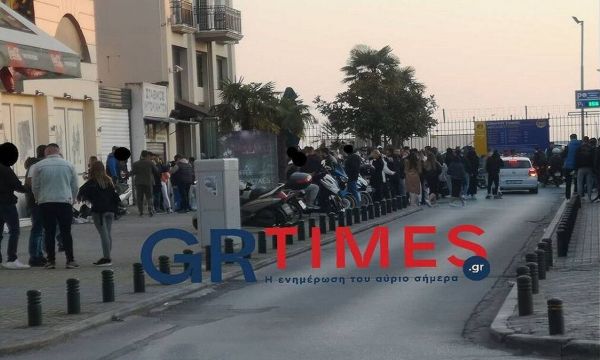 Θεσσαλονίκη : Συνωστισμός έξω από καφέ μπαρ – Επενέβη η Αστυνομία