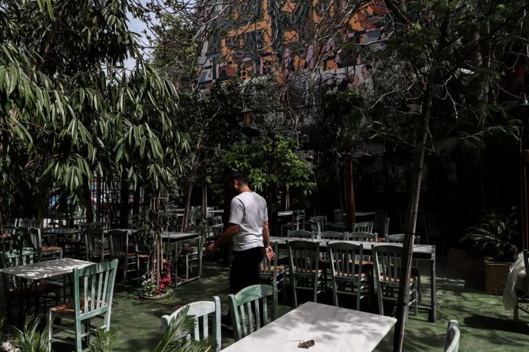 Twitter: Πάρτι με την απαγόρευση της μουσικής στην εστίαση – «Καρέκλες θα έχει ή να φέρουμε εμείς;»