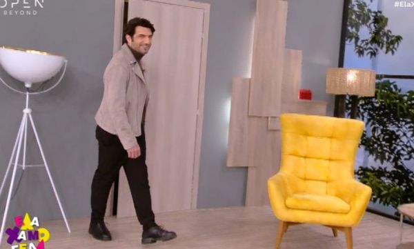 Νίκος Κουρής : Παραλίγο… να «τσακιστεί» μπαίνοντας στο πλατό εκπομπής – Δείτε το βίντεο