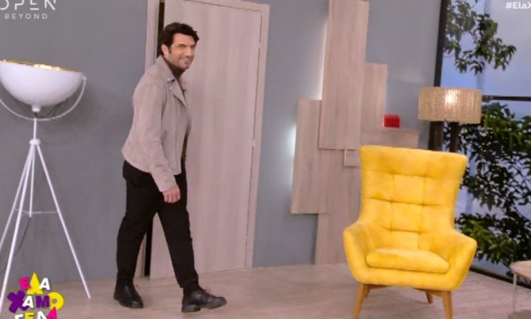 Νίκος Κουρής : Παραλίγο… να «τσακιστεί» μπαίνοντας στο πλατό εκπομπής – Δείτε το βίντεο