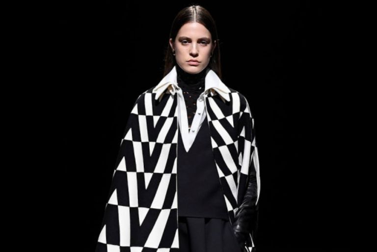 Armani και Prada στη μάχη του εμβολιασμού για την COVID-19